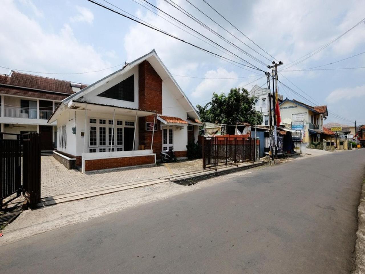 Reddoorz Near Moro Mall Пурвокерто Экстерьер фото